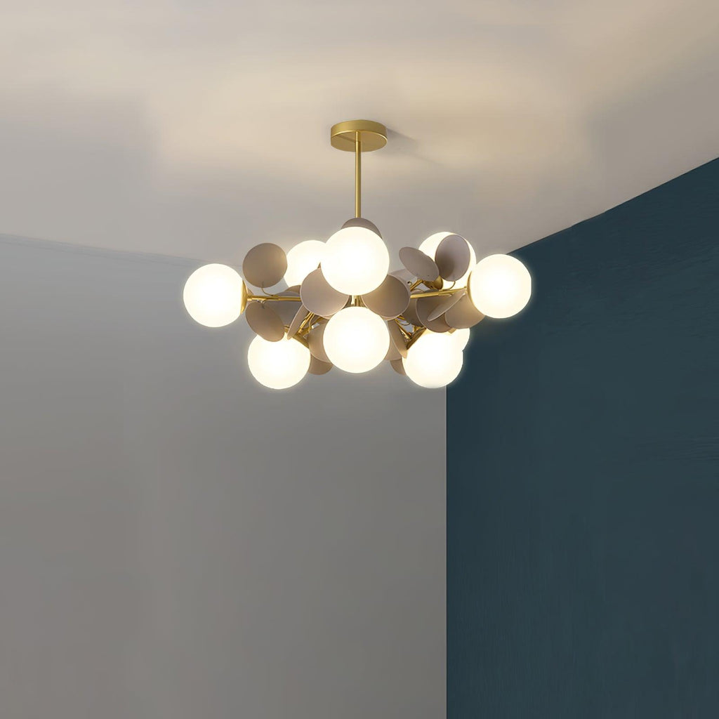 Candelabru în formă de copac, alb-închis — cadru geometric cu ramuri aurii, abajururi deschise din sticlă pentru iluminare în sus