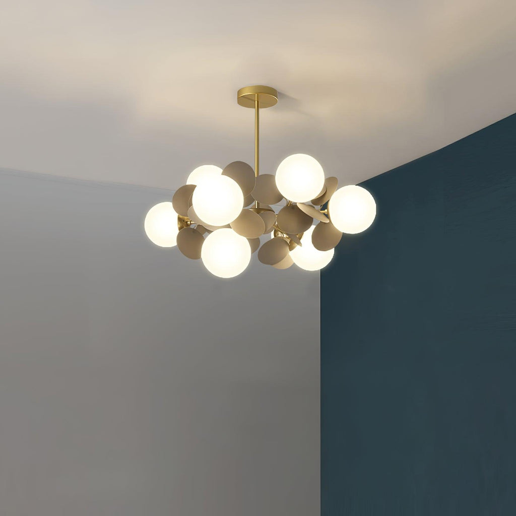 Candelabru în formă de copac, alb-închis — cadru geometric cu ramuri aurii, abajururi deschise din sticlă pentru iluminare în sus
