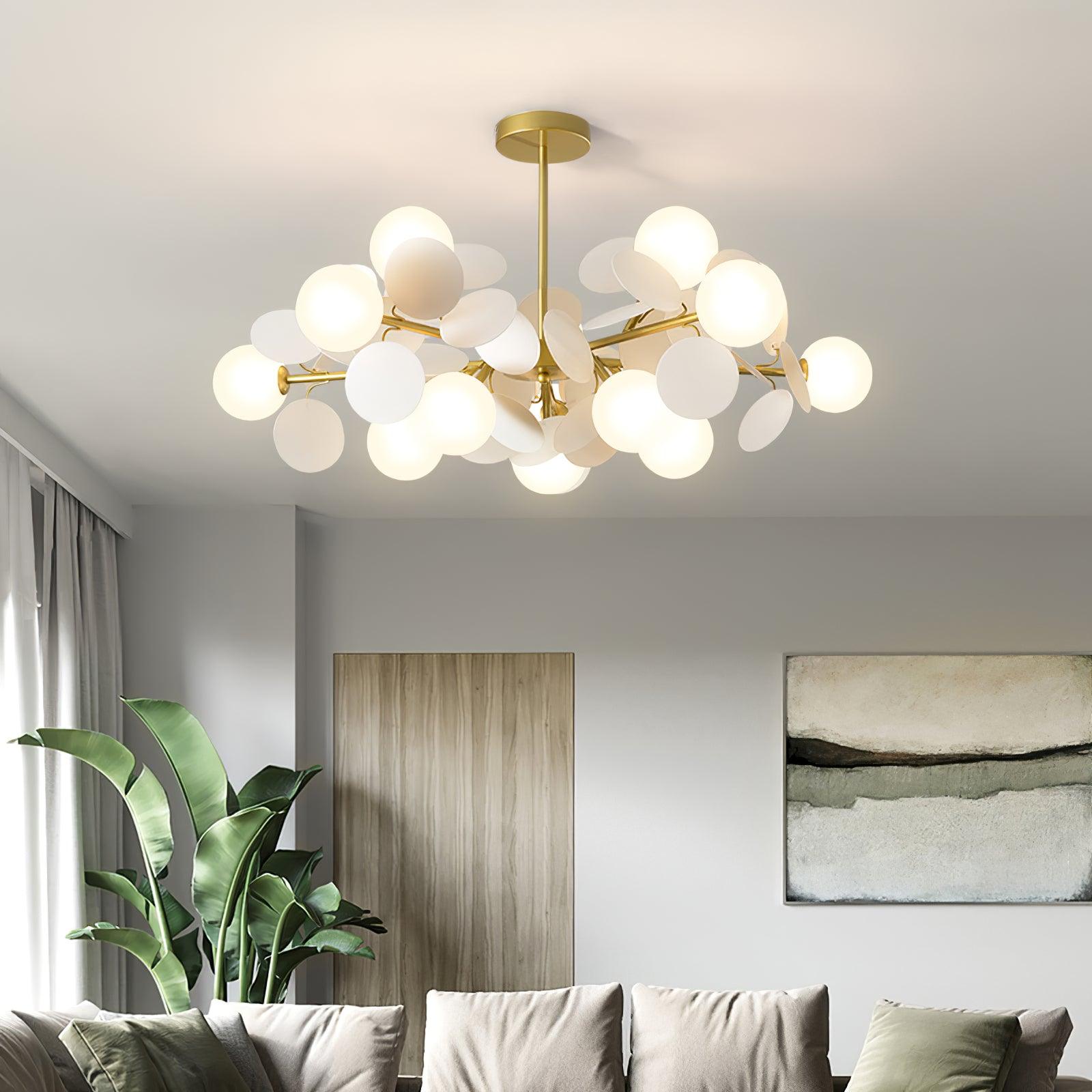 Candelabru în formă de copac, alb-închis — cadru geometric cu ramuri aurii, abajururi deschise din sticlă pentru iluminare în sus
