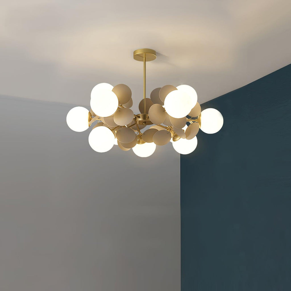 Candelabru în formă de copac, alb-închis — cadru geometric cu ramuri aurii, abajururi deschise din sticlă pentru iluminare în sus