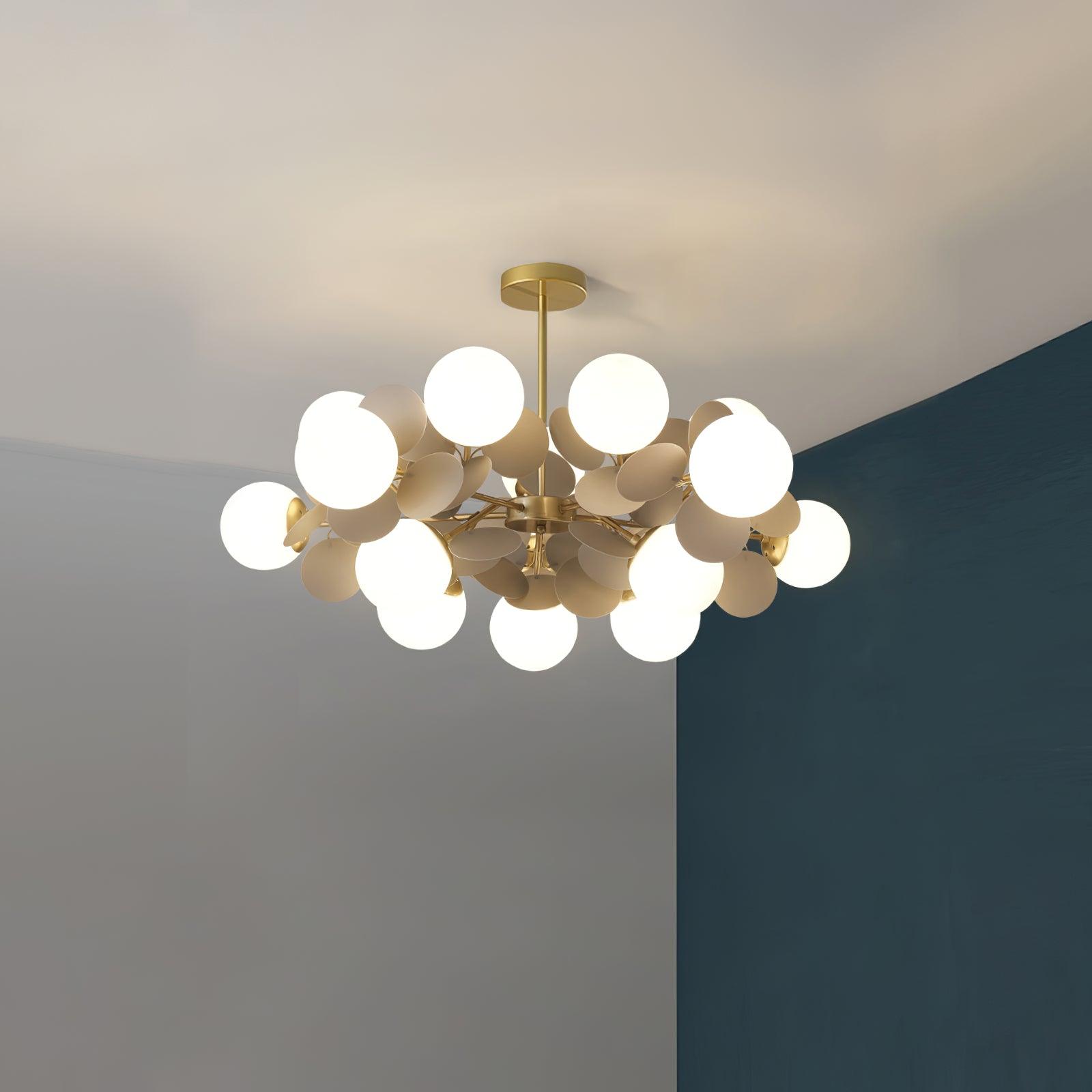 Candelabru în formă de copac, alb-închis — cadru geometric cu ramuri aurii, abajururi deschise din sticlă pentru iluminare în sus