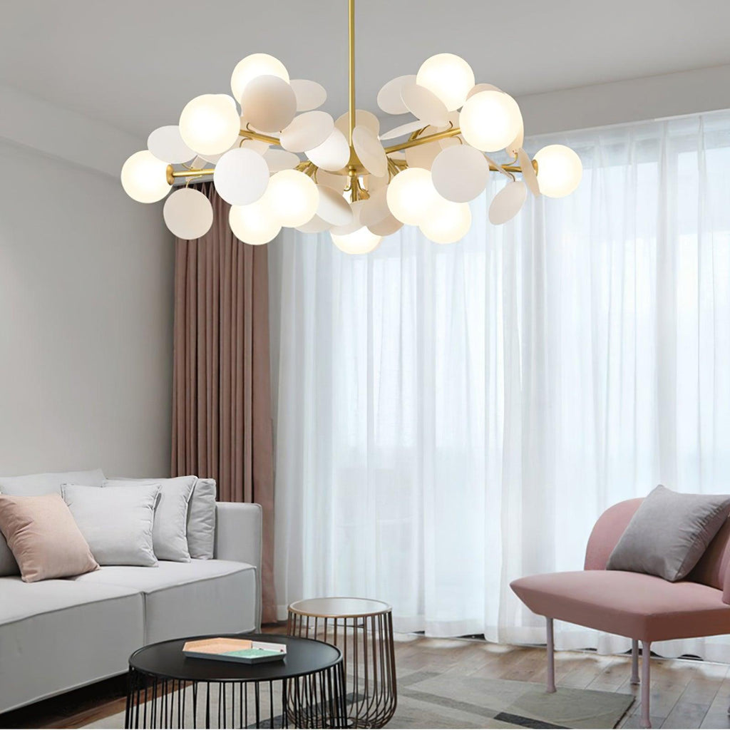 Candelabru în formă de copac, alb-închis — cadru geometric cu ramuri aurii, abajururi deschise din sticlă pentru iluminare în sus
