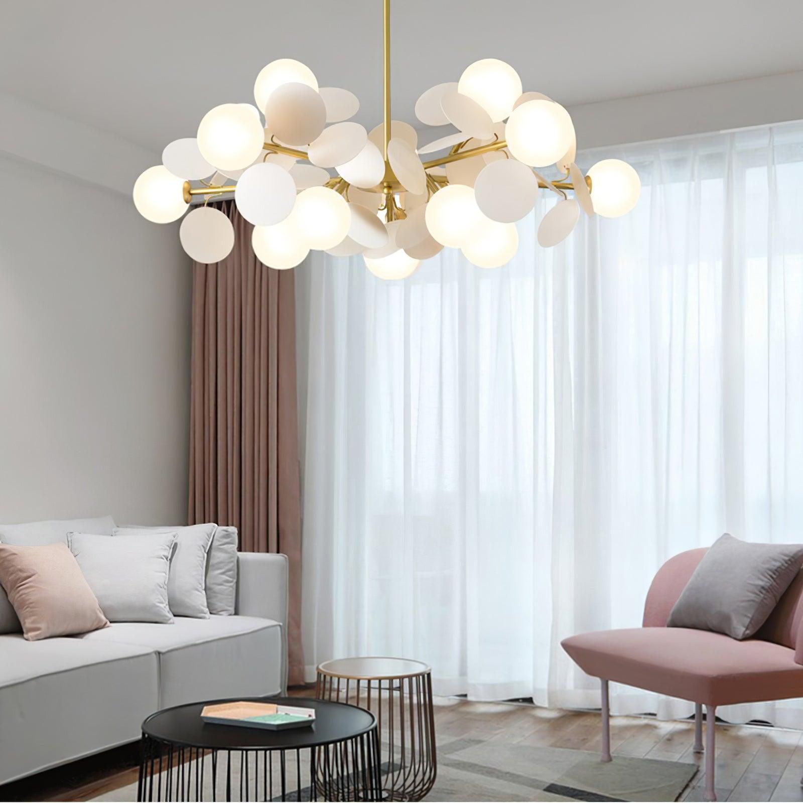 Candelabru în formă de copac, alb-închis — cadru geometric cu ramuri aurii, abajururi deschise din sticlă pentru iluminare în sus