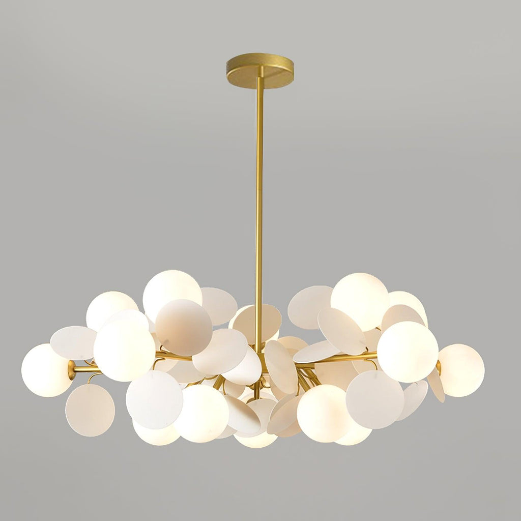 Candelabru în formă de copac, alb-închis — cadru geometric cu ramuri aurii, abajururi deschise din sticlă pentru iluminare în sus