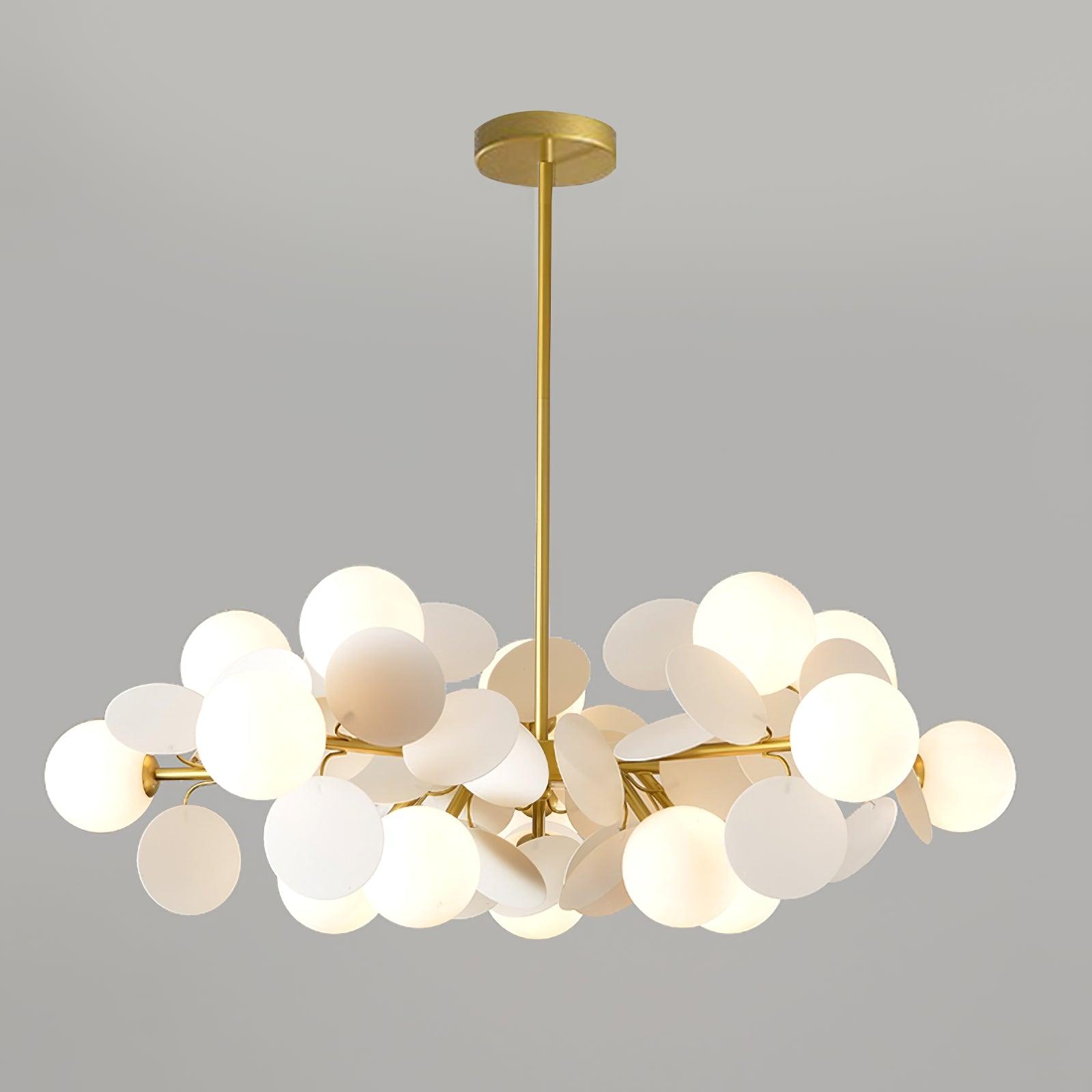 Candelabru în formă de copac, alb-închis — cadru geometric cu ramuri aurii, abajururi deschise din sticlă pentru iluminare în sus