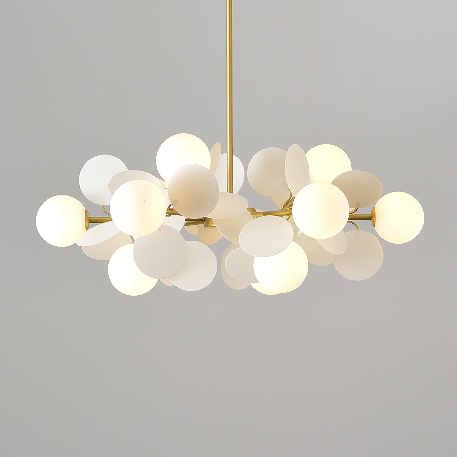 Candelabru în formă de copac, alb-închis — cadru geometric cu ramuri aurii, abajururi deschise din sticlă pentru iluminare în sus