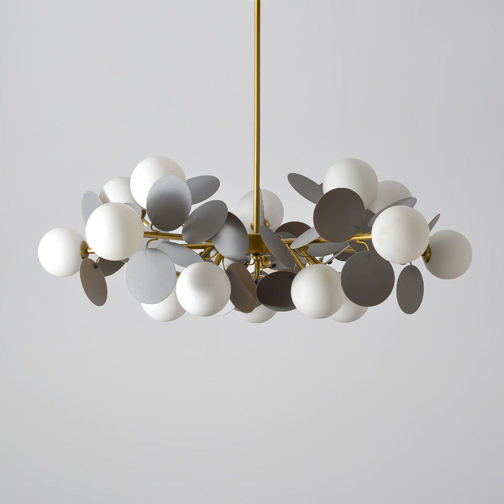 Candelabru în formă de copac, alb-închis — cadru geometric cu ramuri aurii, abajururi deschise din sticlă pentru iluminare în sus