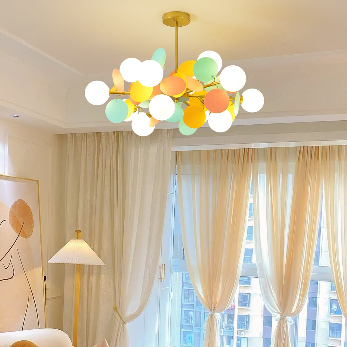 Candelabru în formă de copac, alb-închis — cadru geometric cu ramuri aurii, abajururi deschise din sticlă pentru iluminare în sus