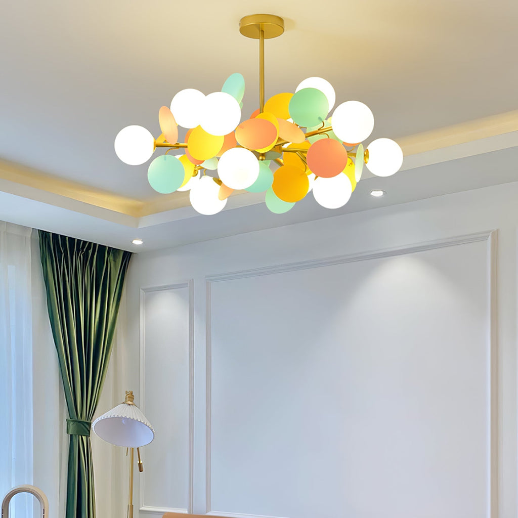 Candelabru în formă de copac, alb-închis — cadru geometric cu ramuri aurii, abajururi deschise din sticlă pentru iluminare în sus