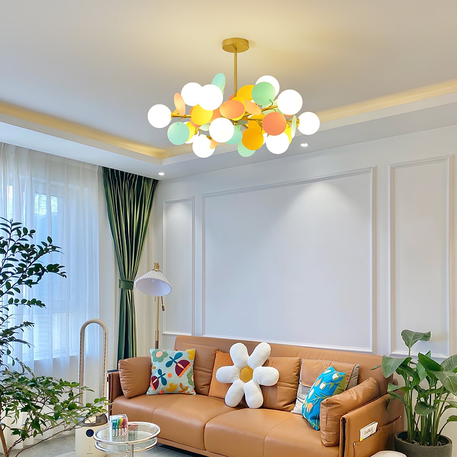 Candelabru în formă de copac, alb-închis — cadru geometric cu ramuri aurii, abajururi deschise din sticlă pentru iluminare în sus