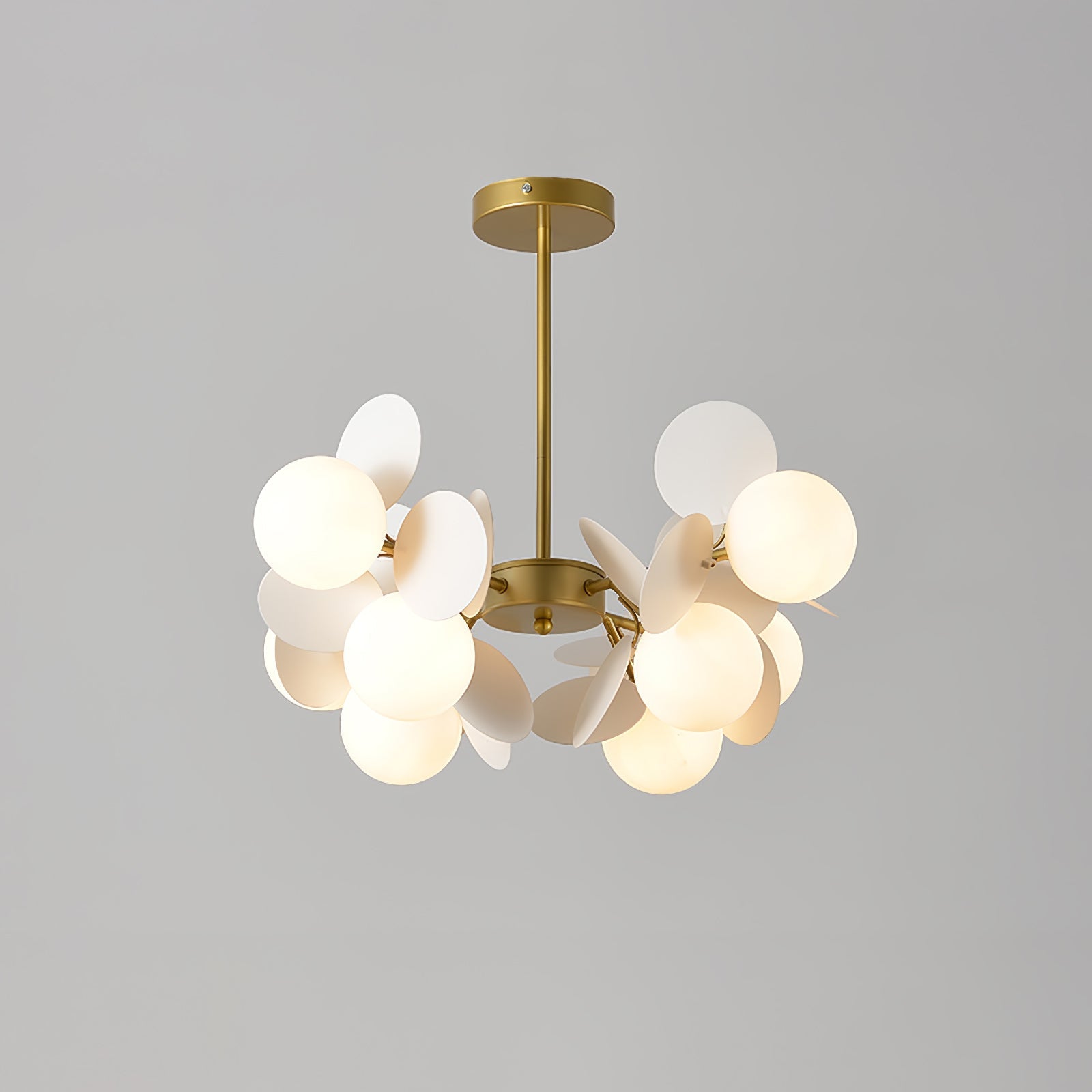 Candelabru în formă de copac, alb-închis — cadru geometric cu ramuri aurii, abajururi deschise din sticlă pentru iluminare în sus