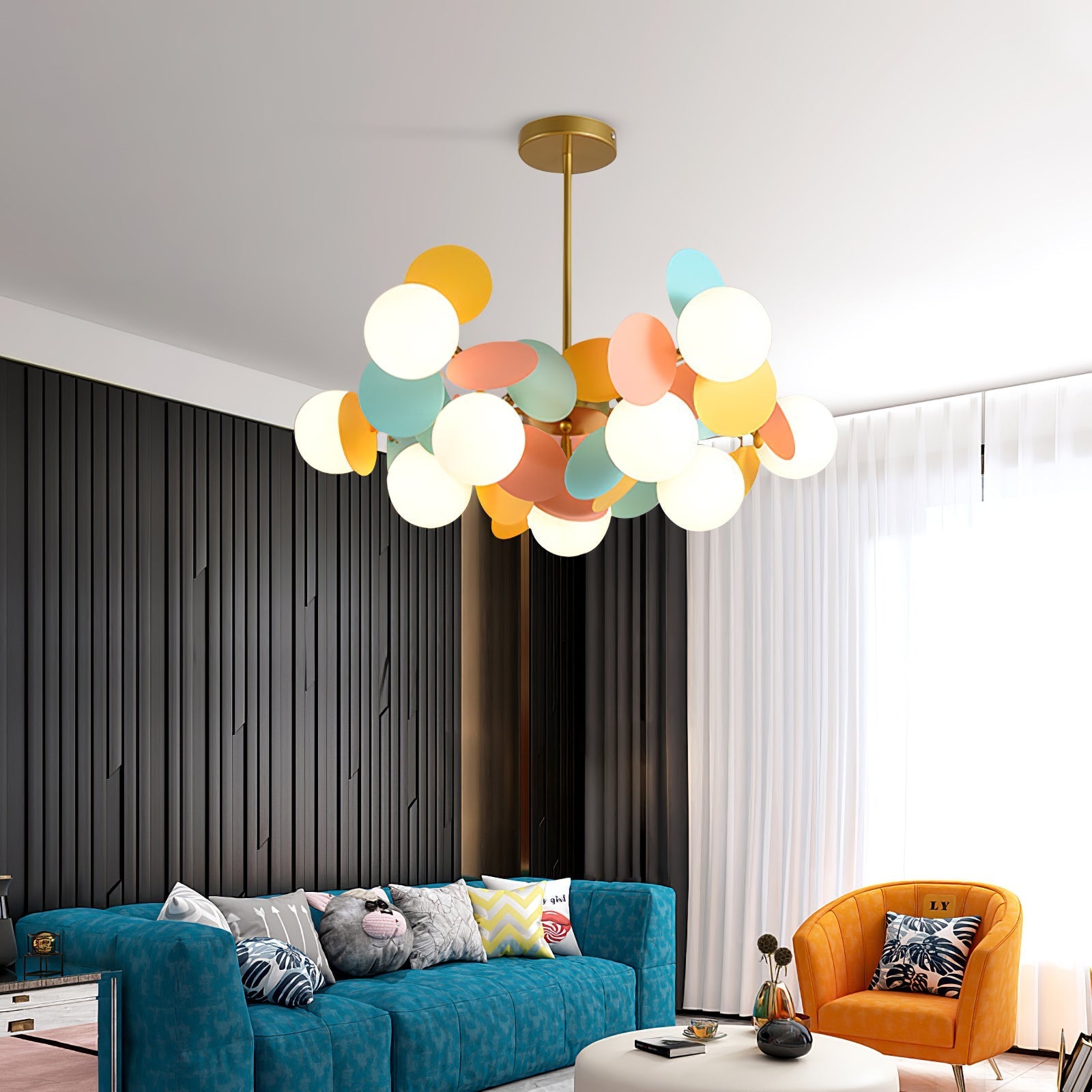 Candelabru în formă de copac, alb-închis — cadru geometric cu ramuri aurii, abajururi deschise din sticlă pentru iluminare în sus