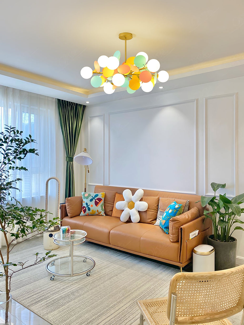 Candelabru în formă de copac, alb-închis — cadru geometric cu ramuri aurii, abajururi deschise din sticlă pentru iluminare în sus