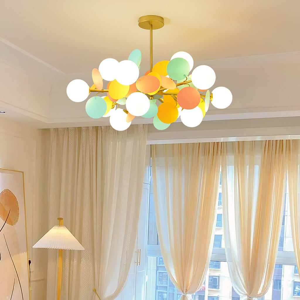 Candelabru în formă de copac, alb-închis — cadru geometric cu ramuri aurii, abajururi deschise din sticlă pentru iluminare în sus