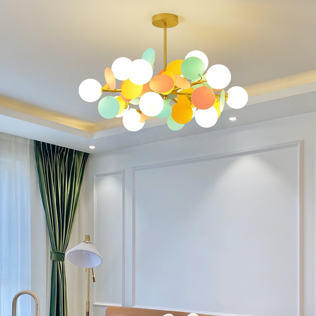 Candelabru în formă de copac, alb-închis — cadru geometric cu ramuri aurii, abajururi deschise din sticlă pentru iluminare în sus