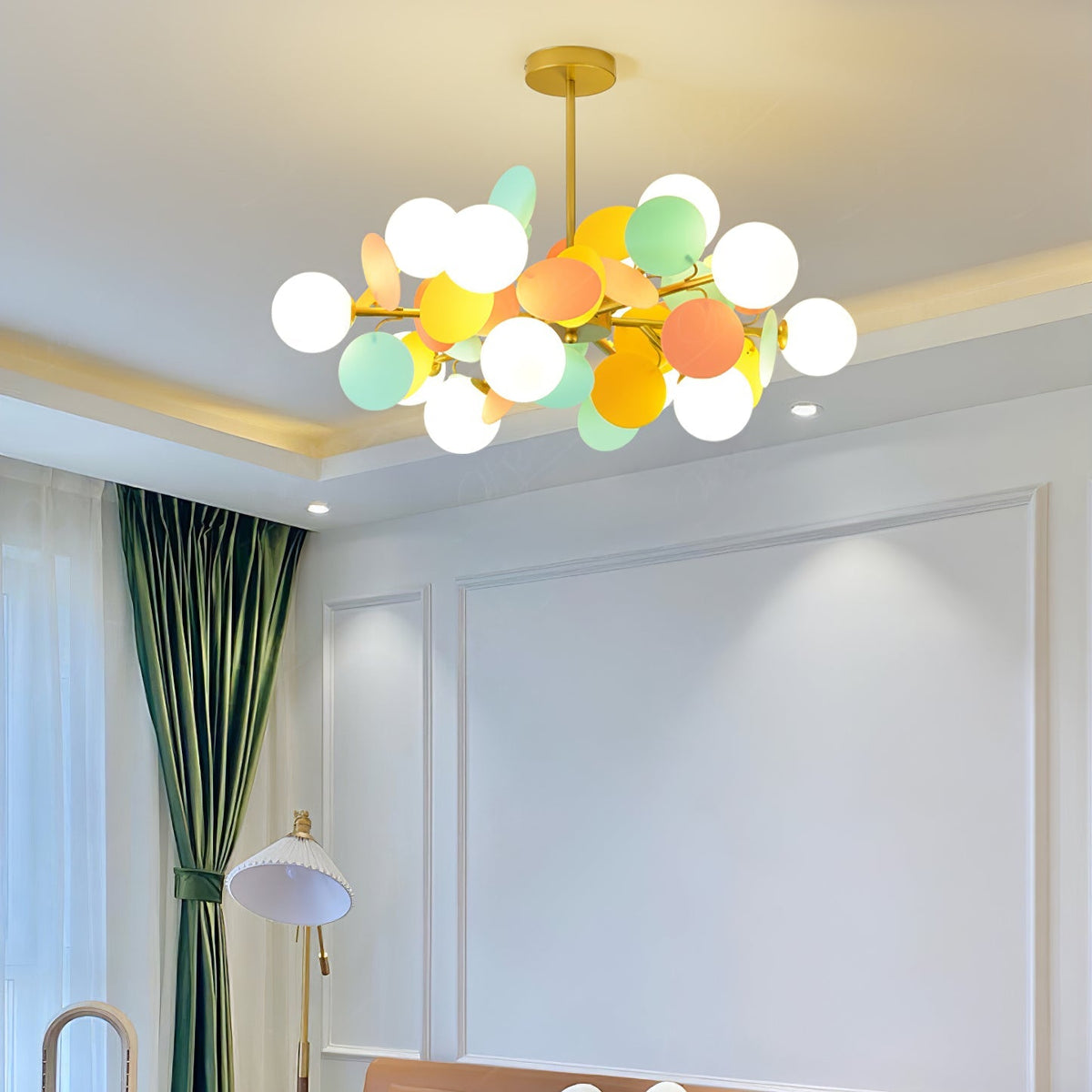 Candelabru în formă de copac, alb-închis — cadru geometric cu ramuri aurii, abajururi deschise din sticlă pentru iluminare în sus