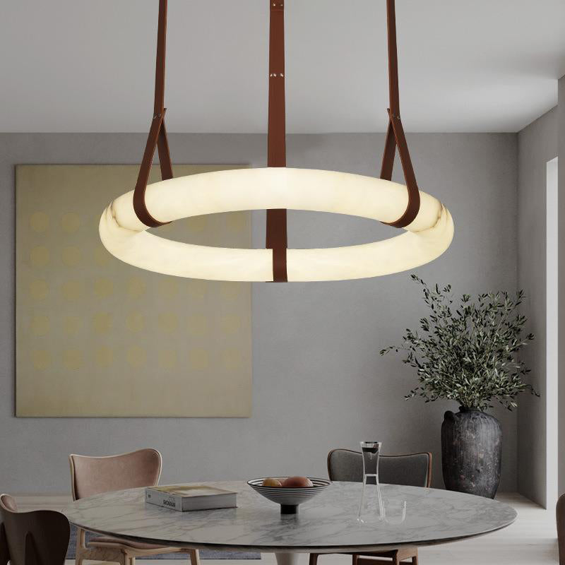 Oslo Alabaster Pendelleuchte A — handgeschnitzter Alabasterring, Lederband