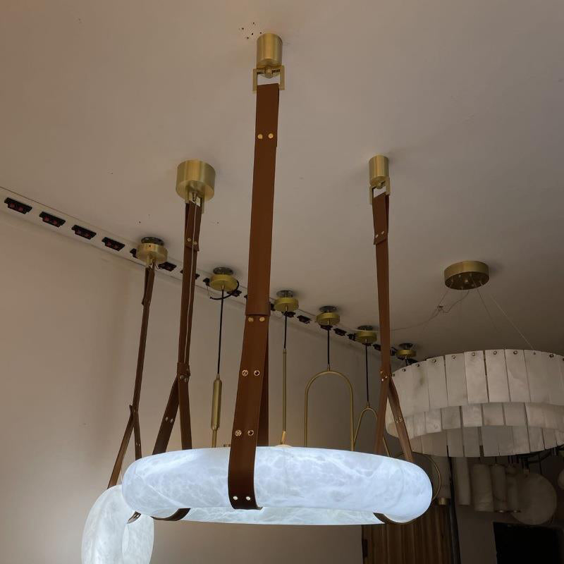 Oslo Alabaster Pendelleuchte A — handgeschnitzter Alabasterring, Lederband