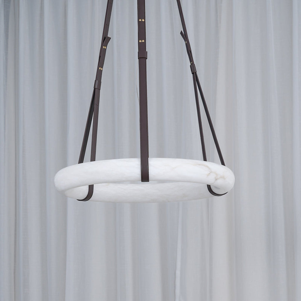 Lampada a sospensione Oslo in alabastro A — Anello in alabastro intagliato a mano, cinturino in pelle