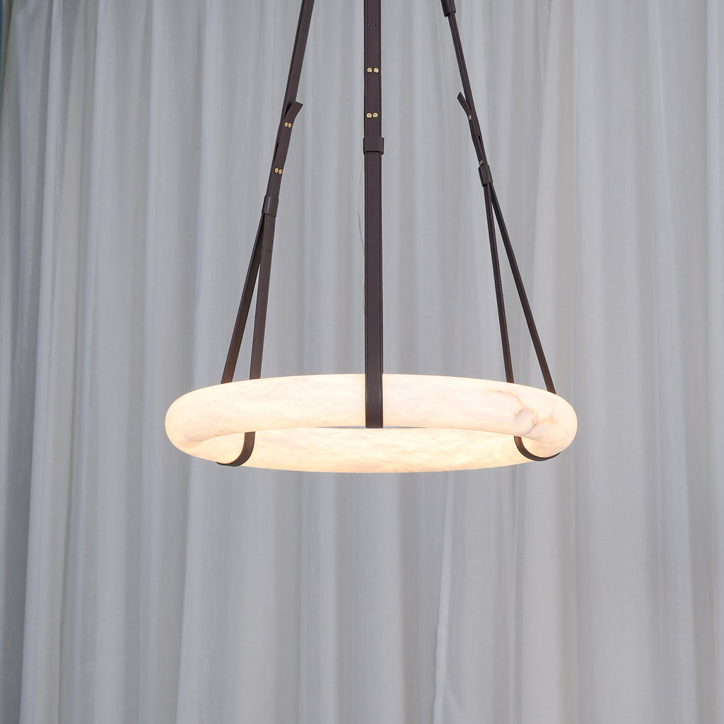 Lampada a sospensione Oslo in alabastro A — Anello in alabastro intagliato a mano, cinturino in pelle