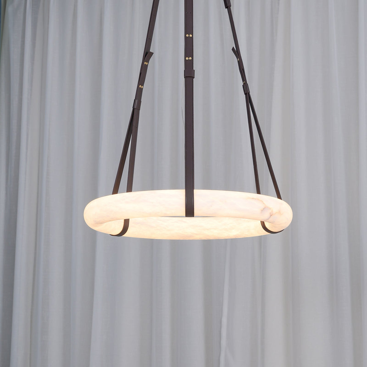 Oslo Alabaster Pendelleuchte A — handgeschnitzter Alabasterring, Lederband