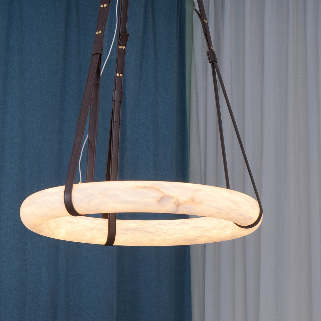 Lampada a sospensione Oslo in alabastro A — Anello in alabastro intagliato a mano, cinturino in pelle