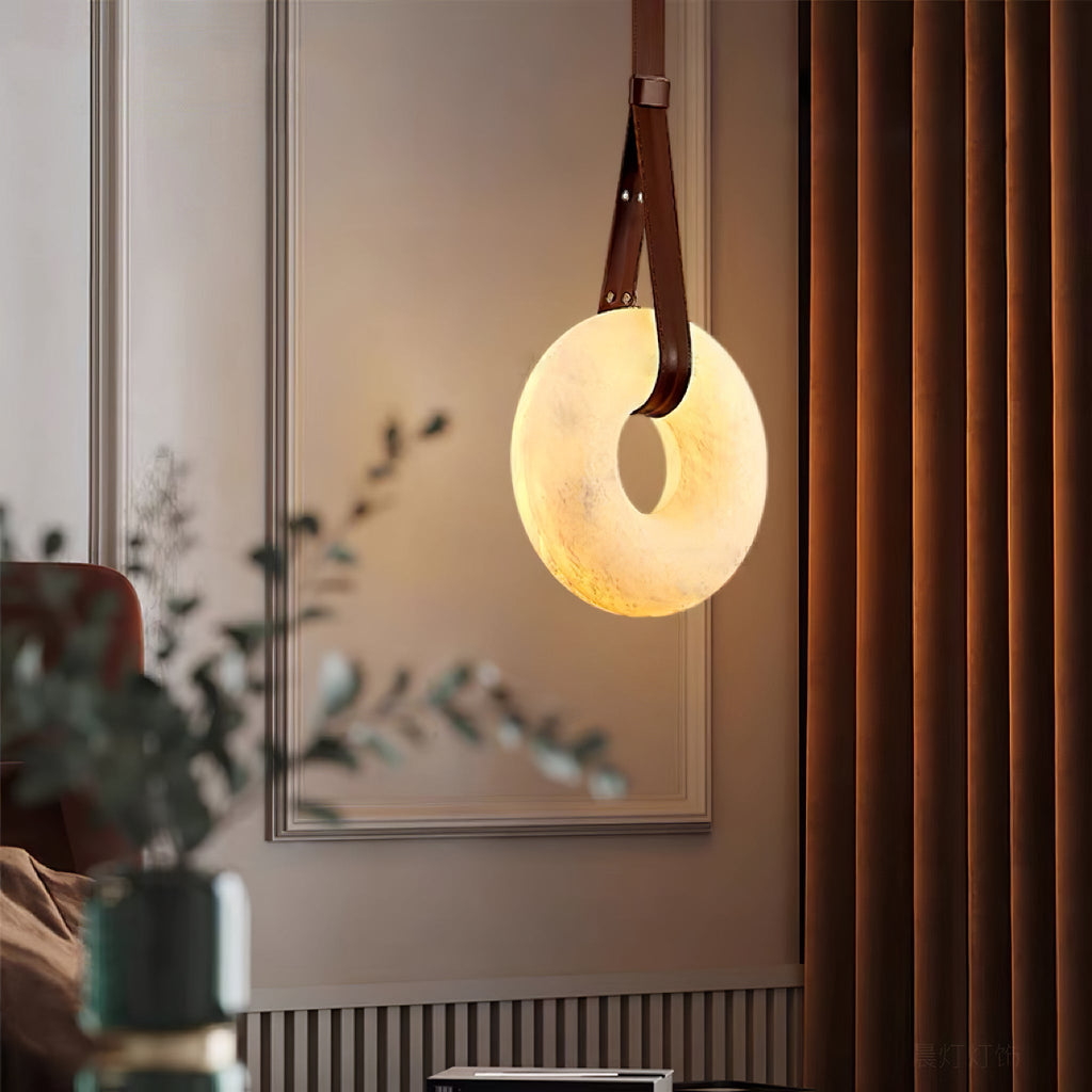 Lampada a sospensione Oslo in alabastro A — Anello in alabastro intagliato a mano, cinturino in pelle