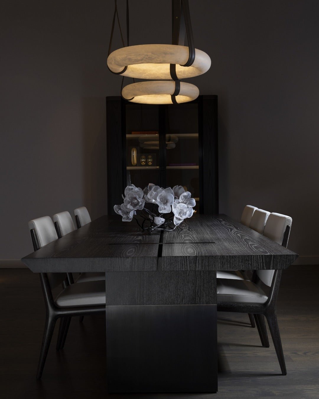 Oslo Alabaster Pendelleuchte A — handgeschnitzter Alabasterring, Lederband