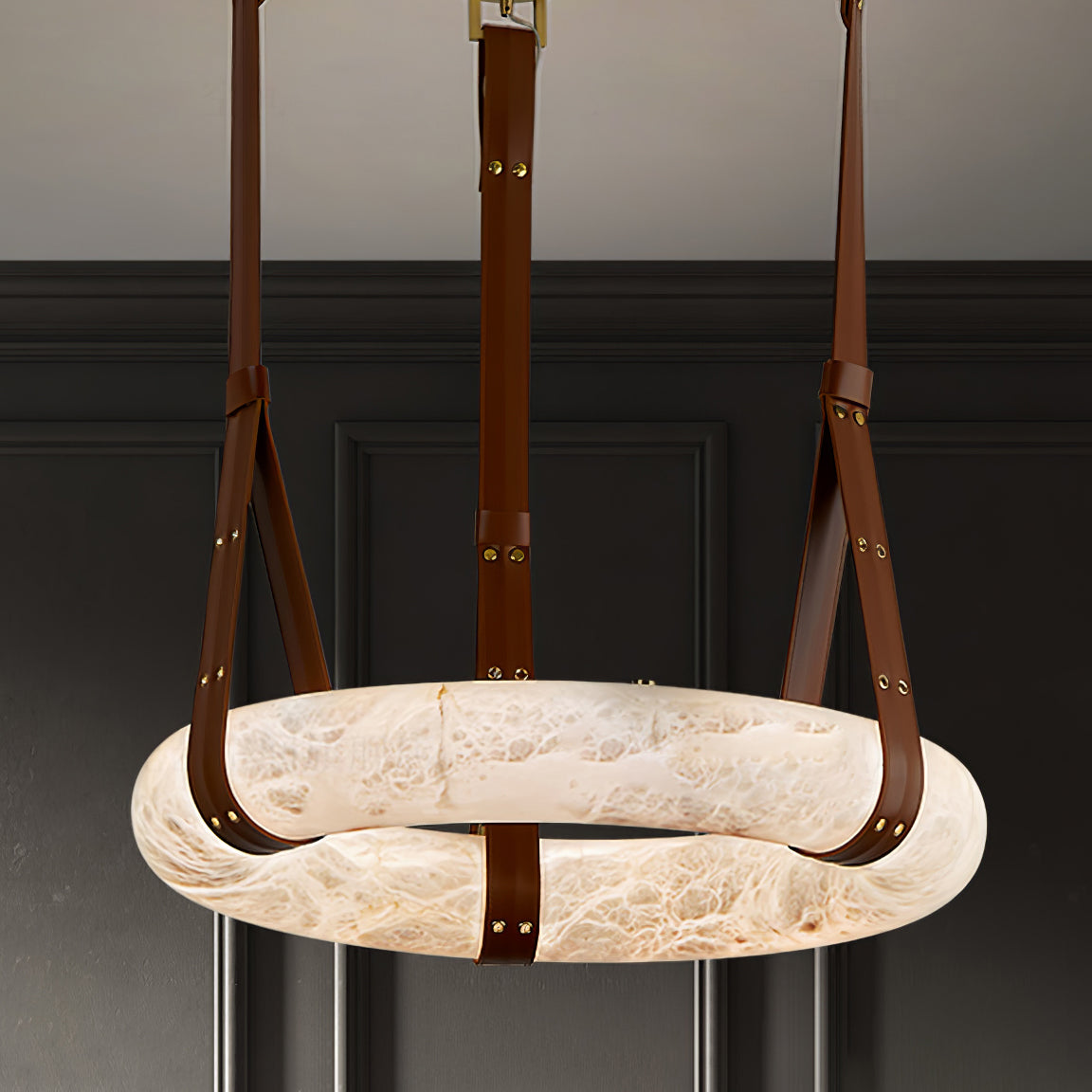 Oslo Alabaster Pendelleuchte A — handgeschnitzter Alabasterring, Lederband