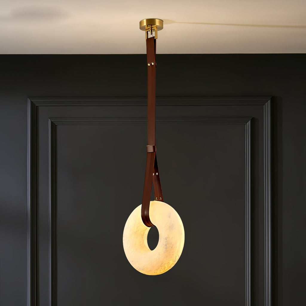 Lampada a sospensione Oslo in alabastro A — Anello in alabastro intagliato a mano, cinturino in pelle