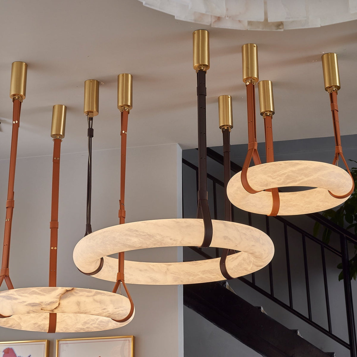 Oslo Alabaster Pendelleuchte A — handgeschnitzter Alabasterring, Lederband