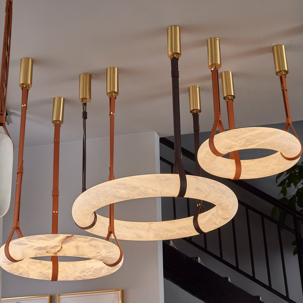 Lampada a sospensione Oslo in alabastro A — Anello in alabastro intagliato a mano, cinturino in pelle
