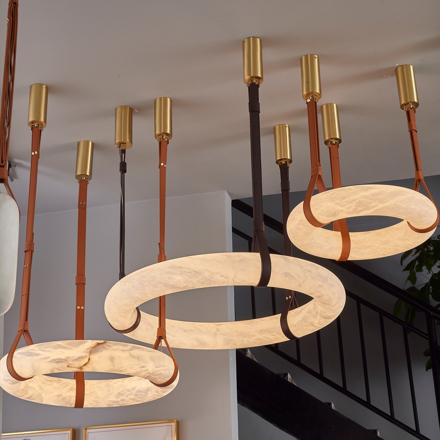 Oslo Alabaster Pendelleuchte A — handgeschnitzter Alabasterring, Lederband