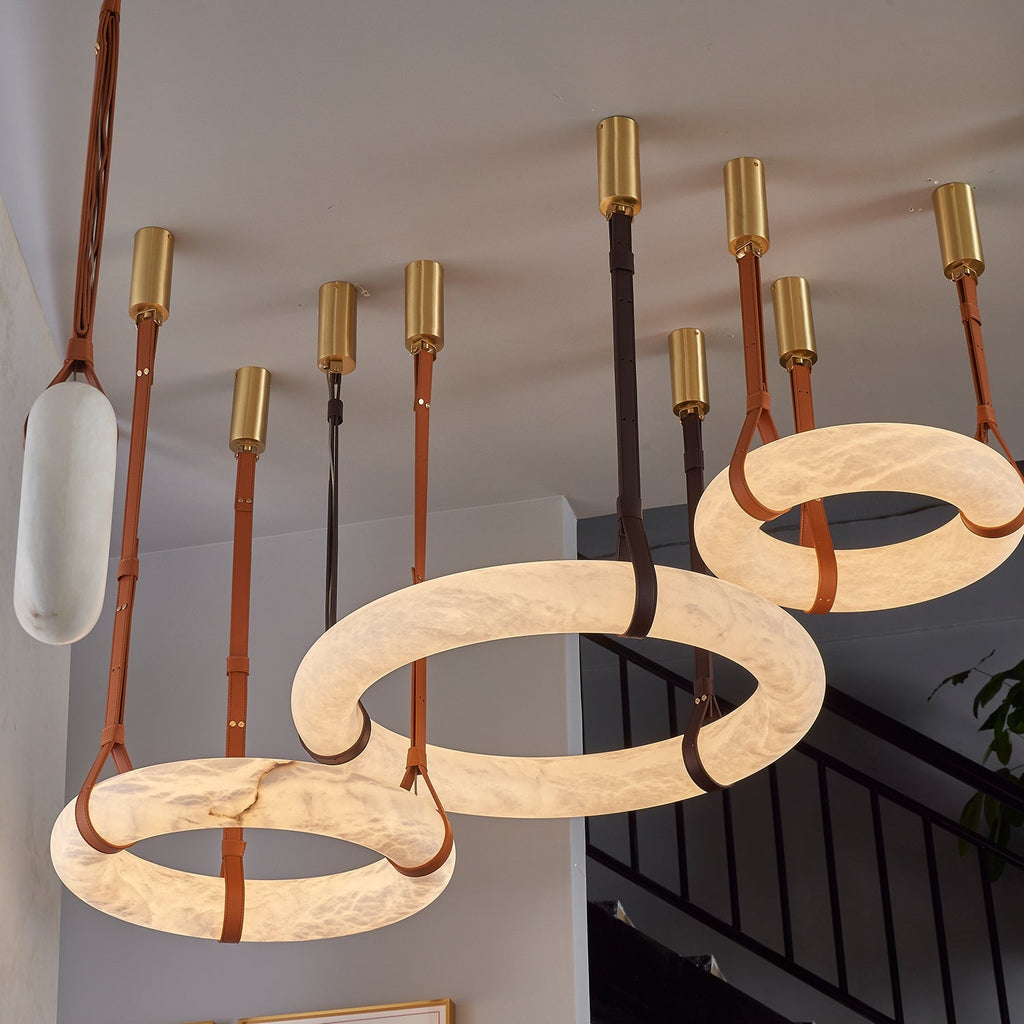 Lampada a sospensione Oslo in alabastro A — Anello in alabastro intagliato a mano, cinturino in pelle