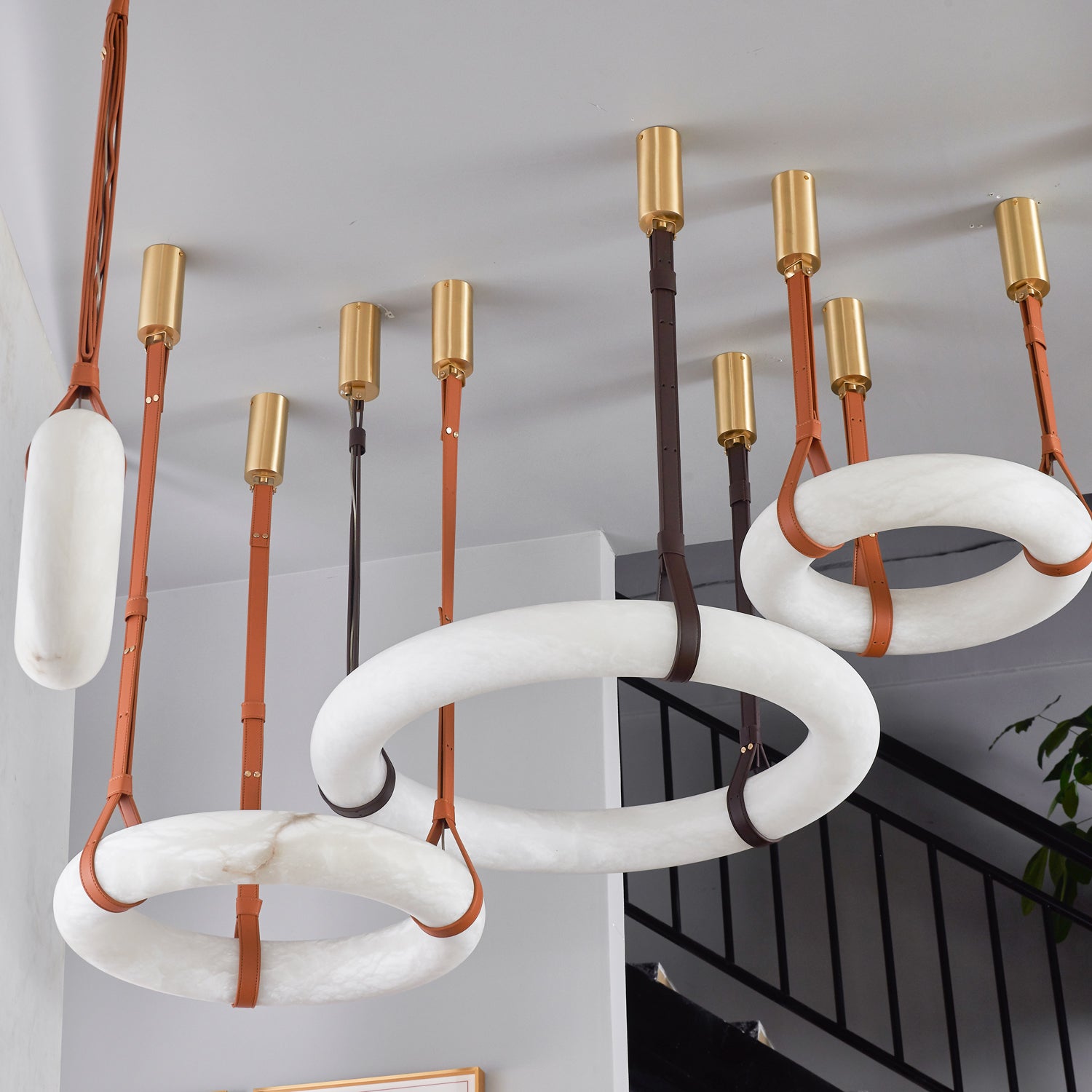 Oslo Alabaster Pendelleuchte A — handgeschnitzter Alabasterring, Lederband