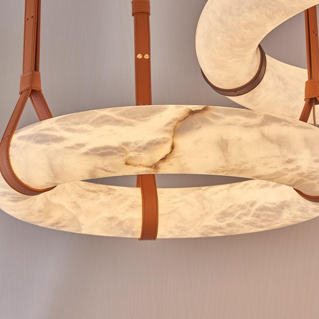 Lampada a sospensione Oslo in alabastro A — Anello in alabastro intagliato a mano, cinturino in pelle