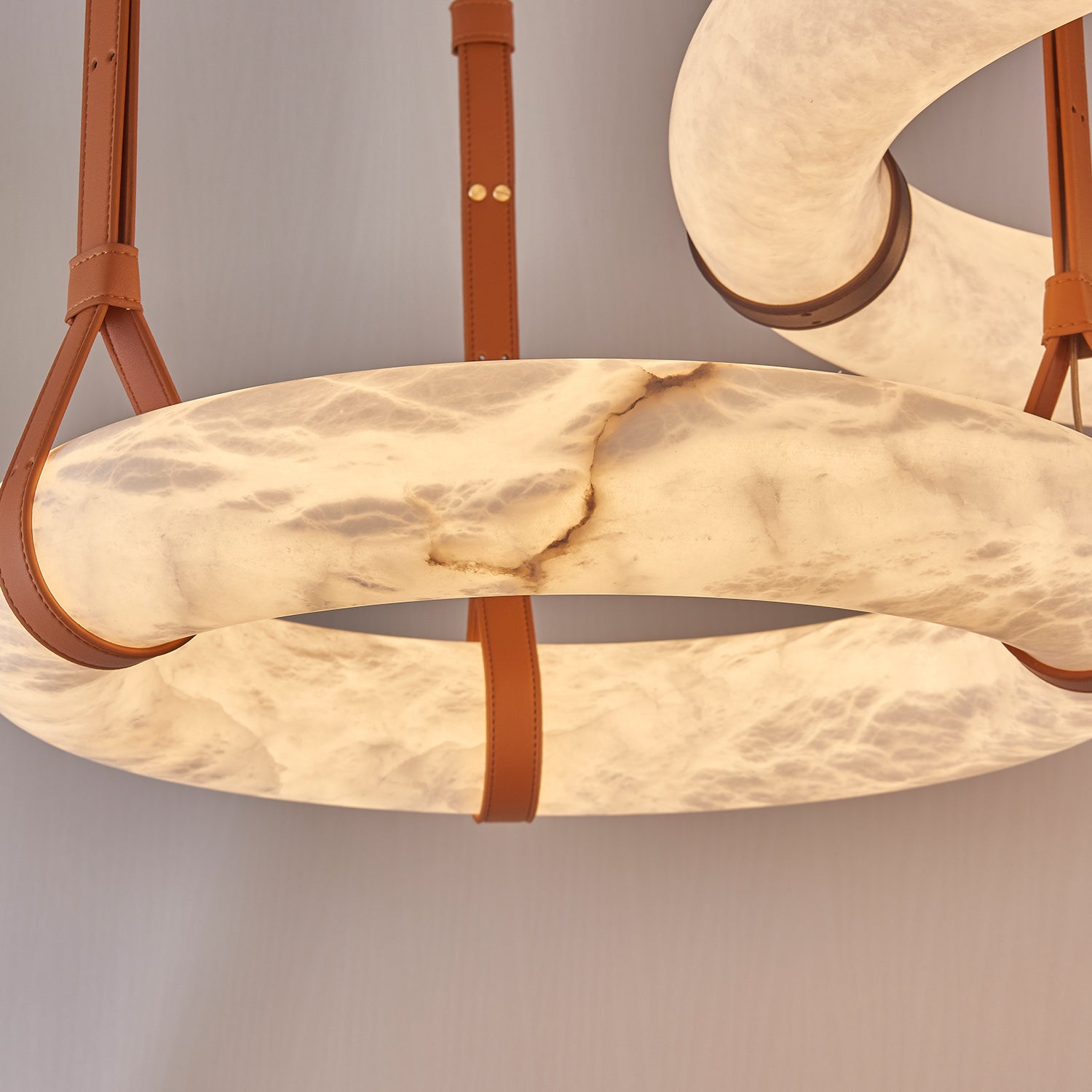 Oslo Alabaster Pendelleuchte A — handgeschnitzter Alabasterring, Lederband