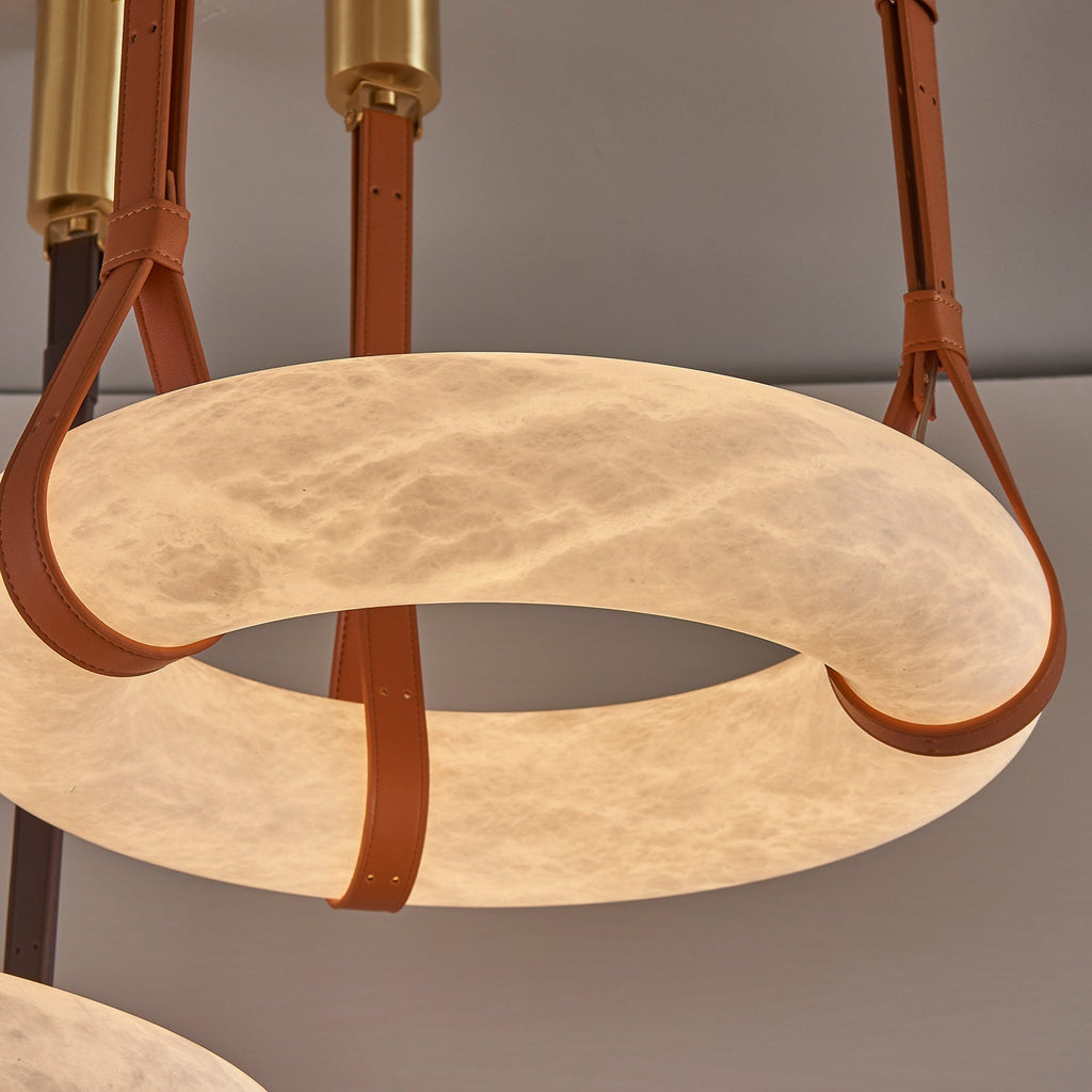 Lampada a sospensione Oslo in alabastro A — Anello in alabastro intagliato a mano, cinturino in pelle