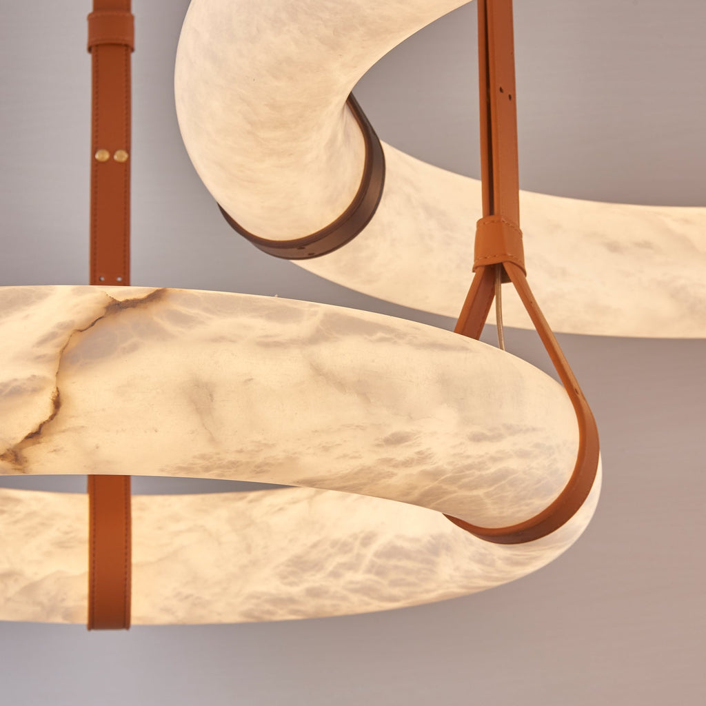 Lampada a sospensione Oslo in alabastro A — Anello in alabastro intagliato a mano, cinturino in pelle