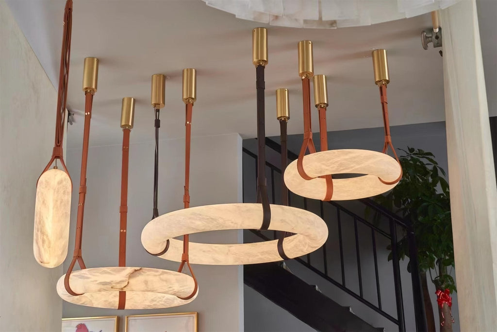 Lampada a sospensione Oslo in alabastro A — Anello in alabastro intagliato a mano, cinturino in pelle