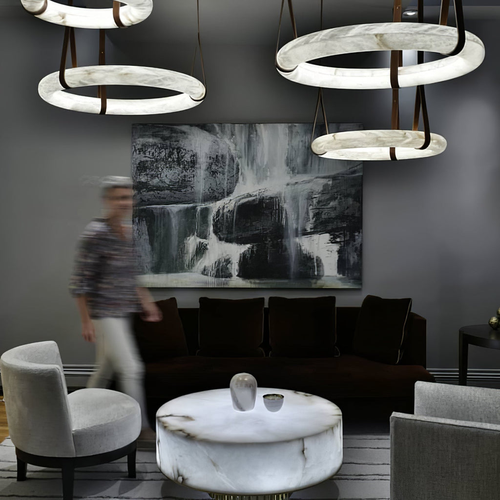 Lampada a sospensione Oslo in alabastro A — Anello in alabastro intagliato a mano, cinturino in pelle