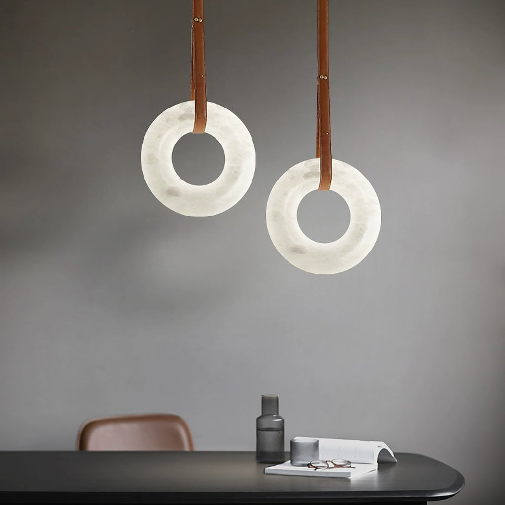 Lampada a sospensione Oslo in alabastro A — Anello in alabastro intagliato a mano, cinturino in pelle
