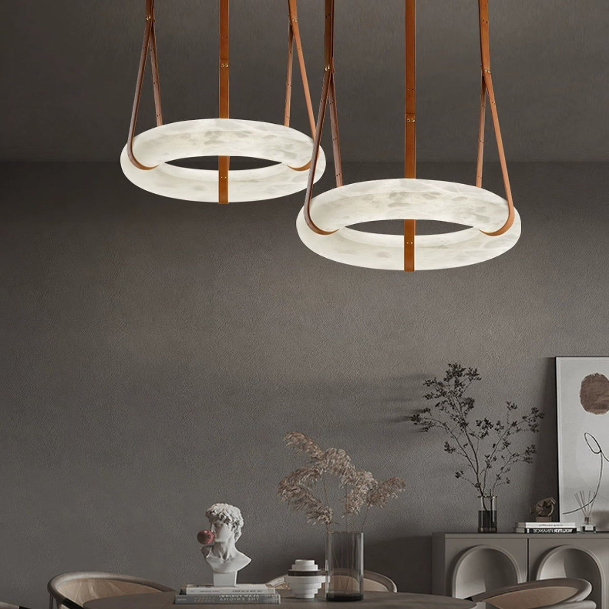 Oslo Alabaster Pendelleuchte A — handgeschnitzter Alabasterring, Lederband