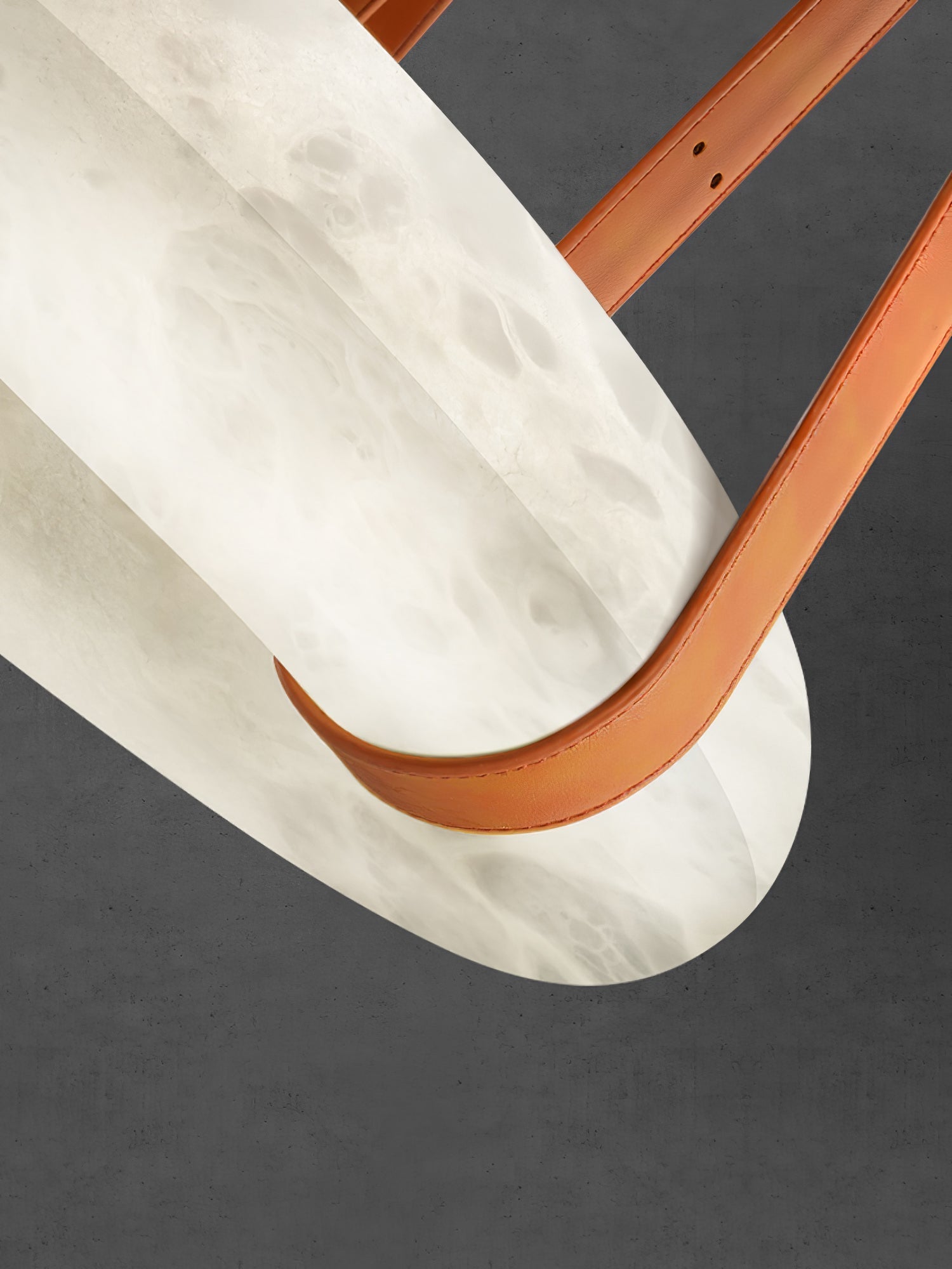 Oslo Alabaster Pendelleuchte A — handgeschnitzter Alabasterring, Lederband