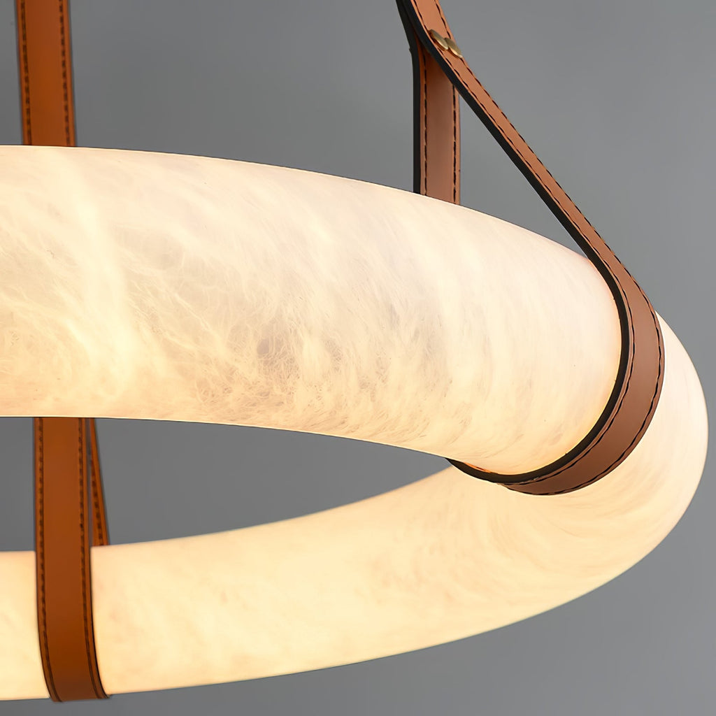 Lampada a sospensione Oslo in alabastro A — Anello in alabastro intagliato a mano, cinturino in pelle