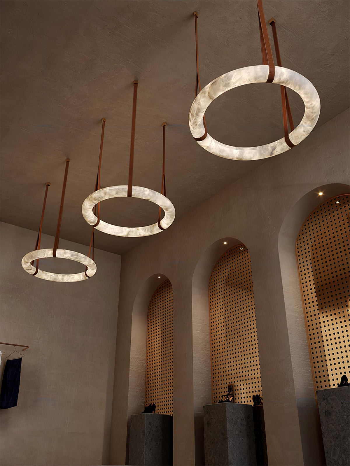 Oslo Alabaster Pendelleuchte A — handgeschnitzter Alabasterring, Lederband