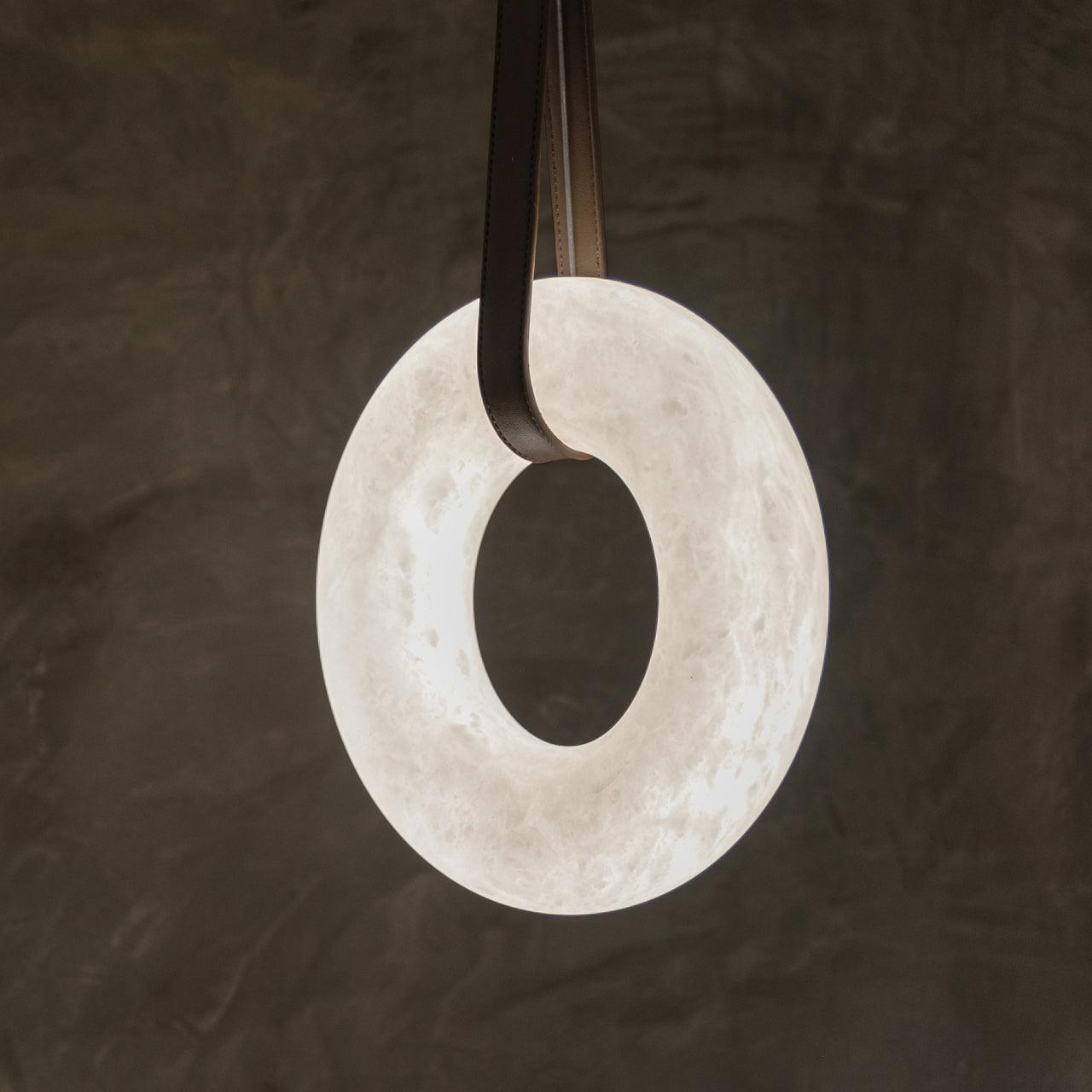 Oslo Alabaster Pendelleuchte A — handgeschnitzter Alabasterring, Lederband