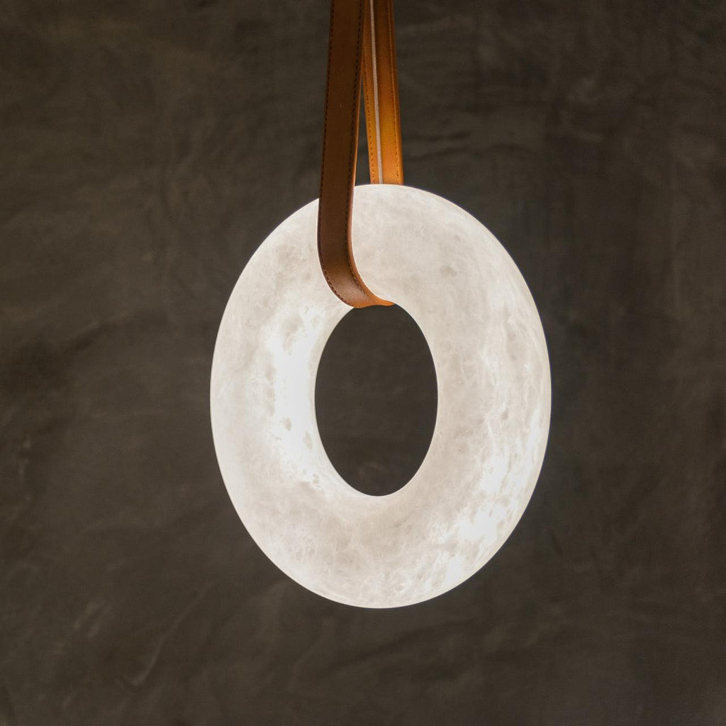 Lampada a sospensione Oslo in alabastro A — Anello in alabastro intagliato a mano, cinturino in pelle