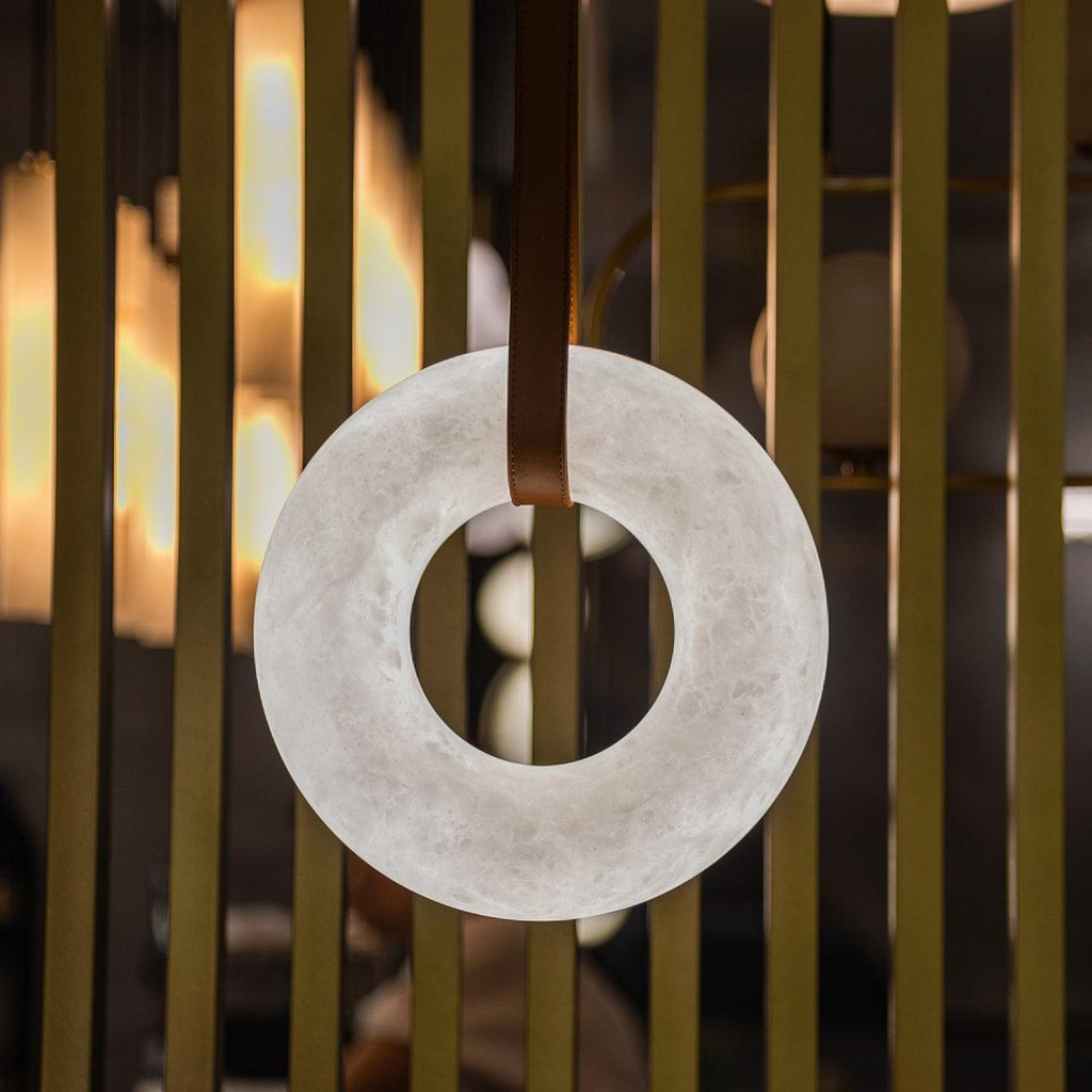 Lampada a sospensione Oslo in alabastro A — Anello in alabastro intagliato a mano, cinturino in pelle