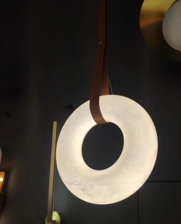 Lampada a sospensione Oslo in alabastro A — Anello in alabastro intagliato a mano, cinturino in pelle